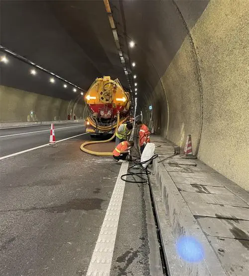 西昌隧道排水渠清淤